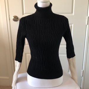Color-blocked sleeve turtleneck